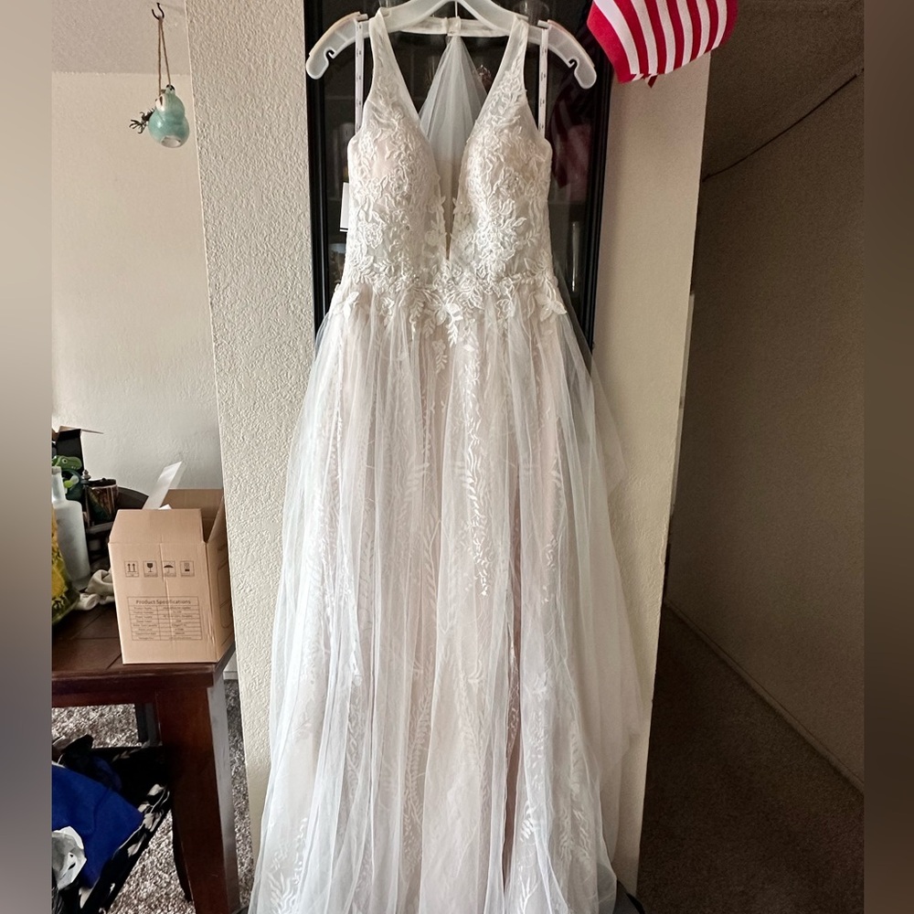 Women’s halter wedding dress